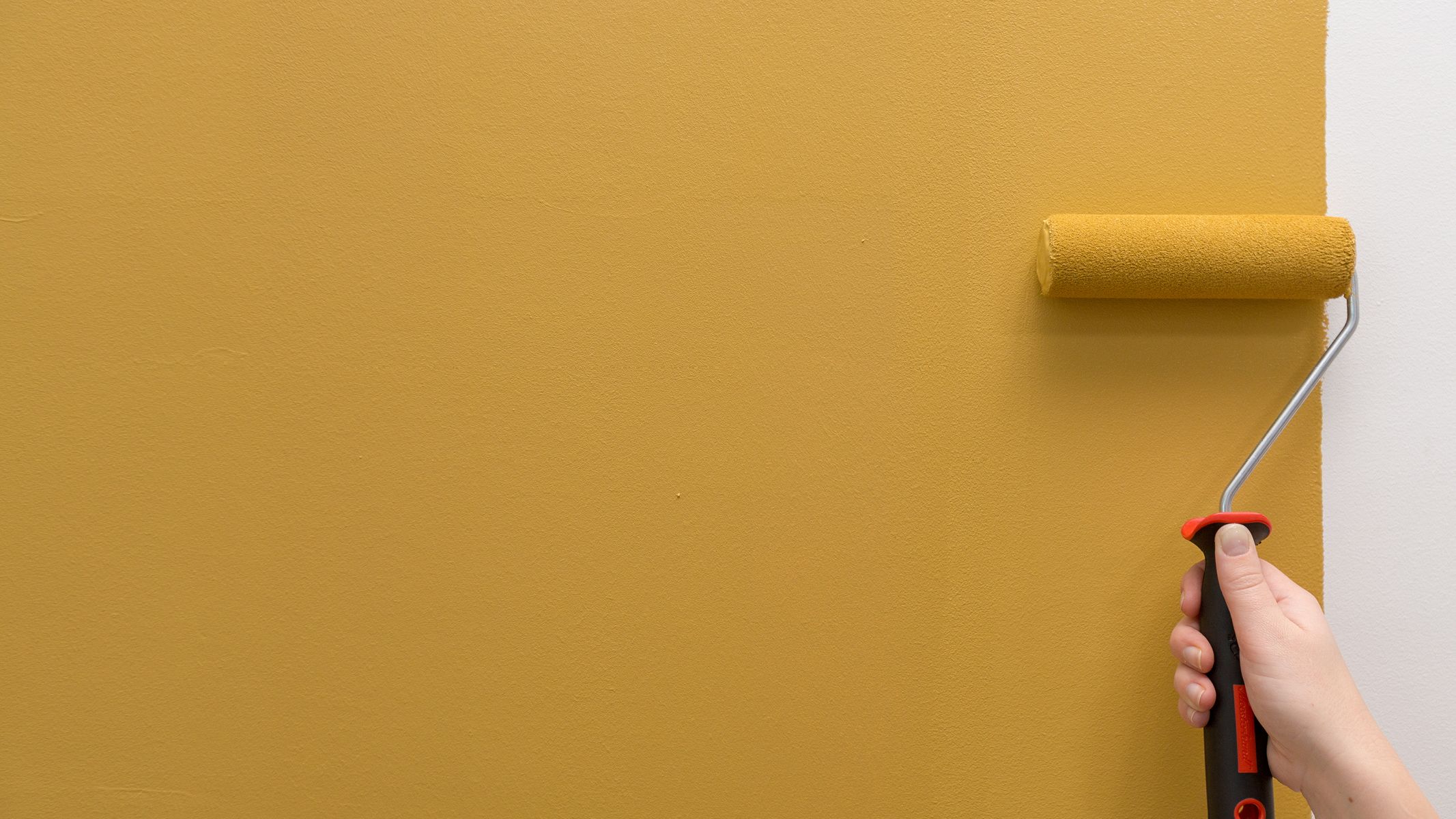 Farba o kremowej konsystencji Jedną z cech charakterystycznych dobrej farby jest gęsta, kremowa konsystencja, która zapewnia lepsze pokrycie niż tańsze, wodniste alternatywy.
