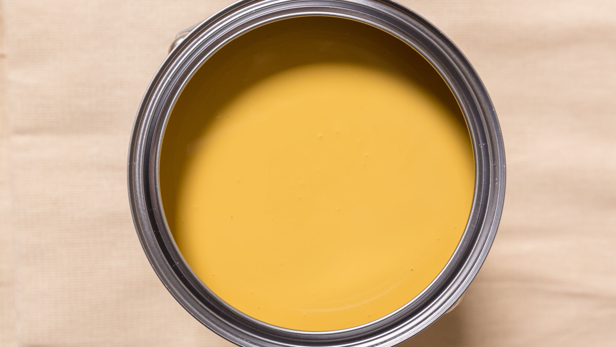 Niska zawartość lotnych związków organicznych we wszystkich farbach Dulux Zrób wszystkim przysługę i wybierz farbę na bazie wody z niską zawartością lotnych związków organicznych (volatile organic compound — VOC). Takie produkty zawierają mniej rozpuszczalników niż farby ścienne na bazie oleju, więc stanowią mądry wybór, z którego chętnie skorzystają dekoratorzy kierujący się zasadami etyki.