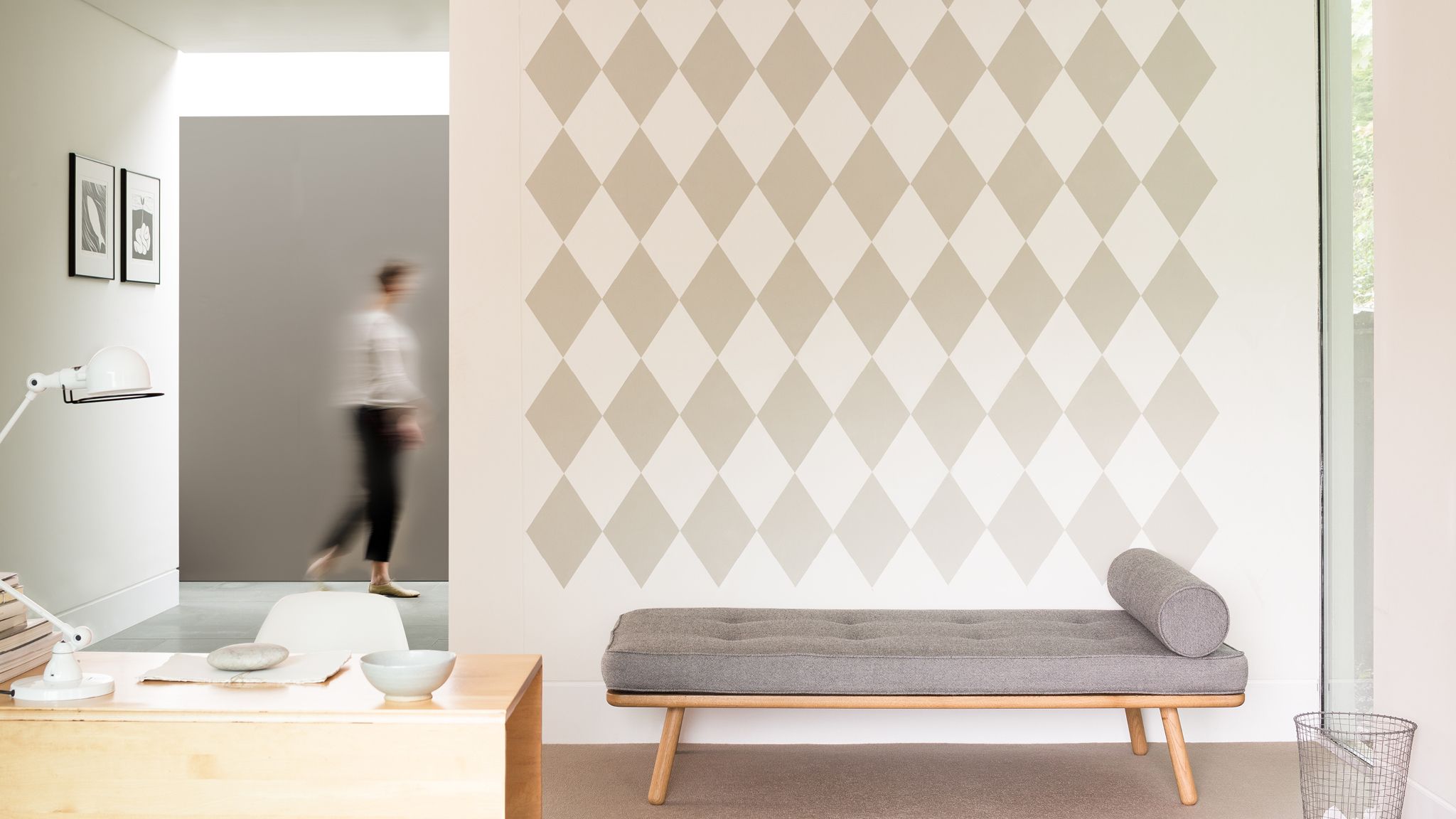 Atrakcyjny wzor na scianie Jeśli jesteś w prawdziwie radosnym nastroju, wzory rombu lub kolorowe kropki na ścianie to znakomity sposób na tchnięcie designerskiej stylistyki do urządzanego pokoju.