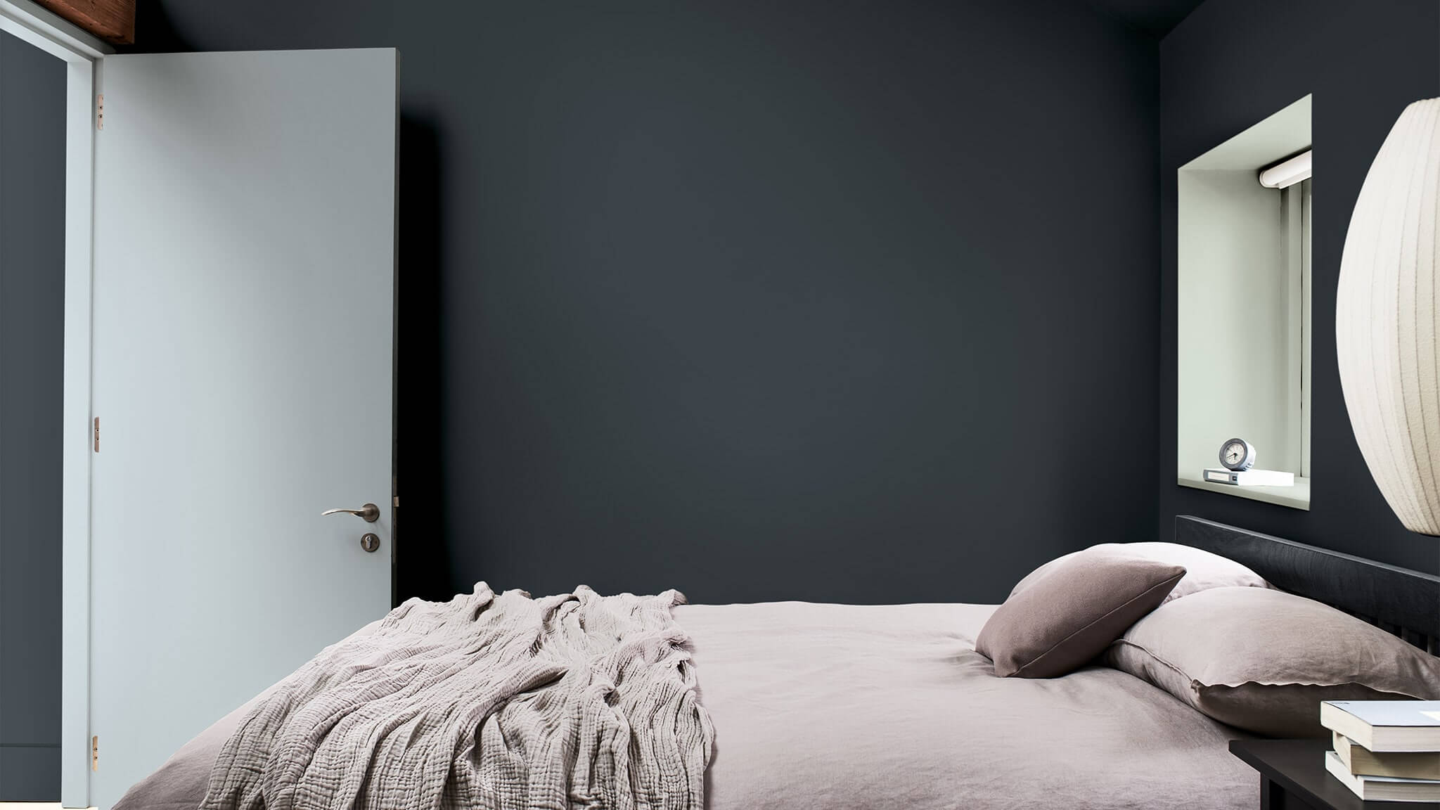 Sypialnia utrzymana w stylu skromnego luksusu w uzupełniających się kolorach cf20_complementary_colors_bedroom