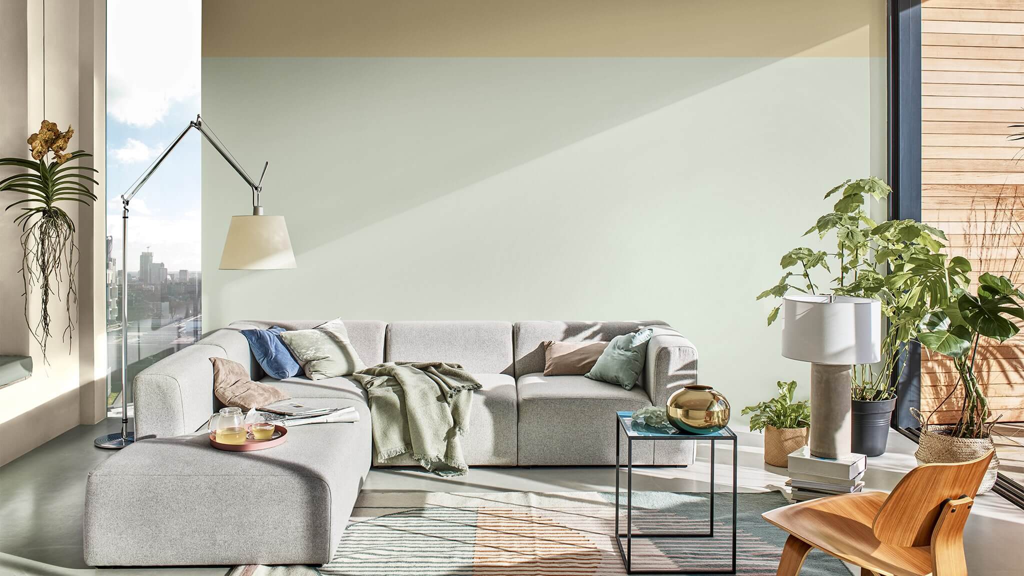 Pełen relaksu salon, na którego podzielonej ścianie wykorzystano kolor Tranquil Dawn cf20_two-tone_room_2