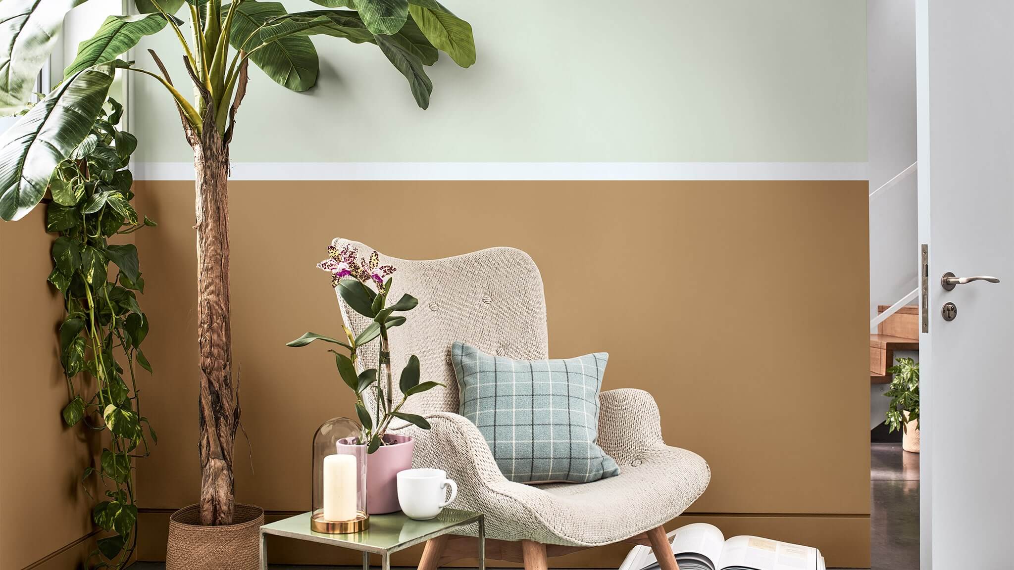 Pełen spokoju salon z podzieloną ścianą, na której ochrę zestawiono z bladozielonym cf20_two-tone_room_3