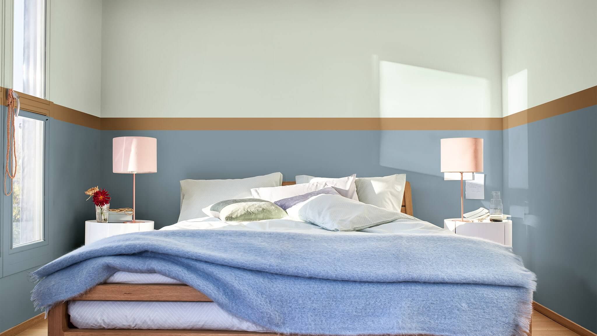 Sypialnia pełna relaksu z podzieloną, niebiesko-zieloną ścianą i linią podziału w kolorze ochry cf20_two-tone_room_4