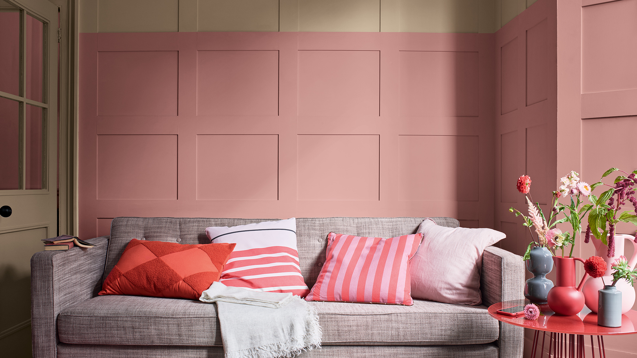 Salon z bladoróżowymi panelami i ścianą Brave Ground Dulux_CF21_Kolor_2021_Wyraziste_kolory_globalne_2