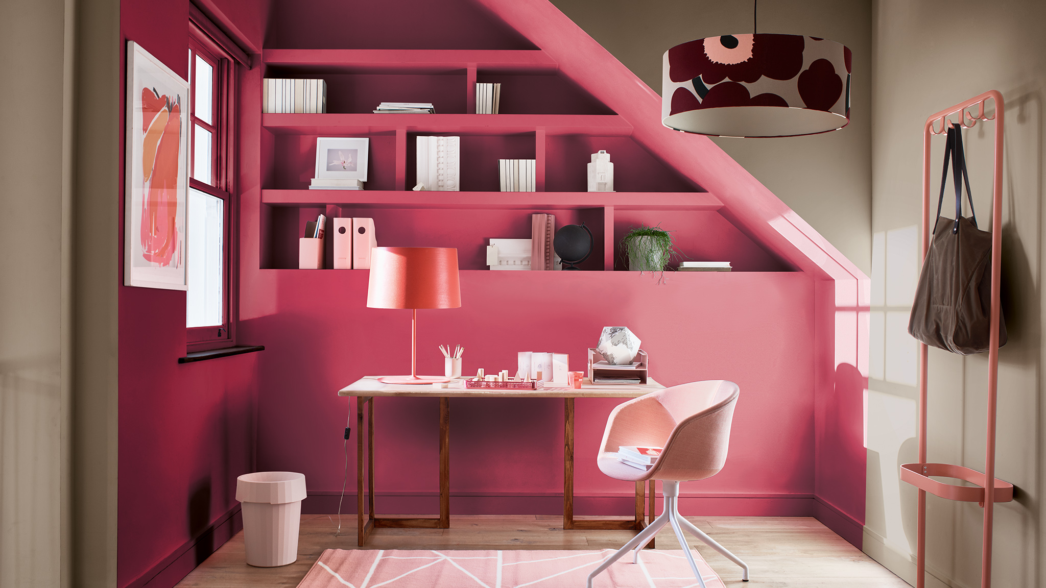 Jasnoróżowy gabinet z kontrastującymi ścianami w naturalnym odcieniu Dulux_CF21_Kolor_2021_Wyraziste_kolory_globalne_4