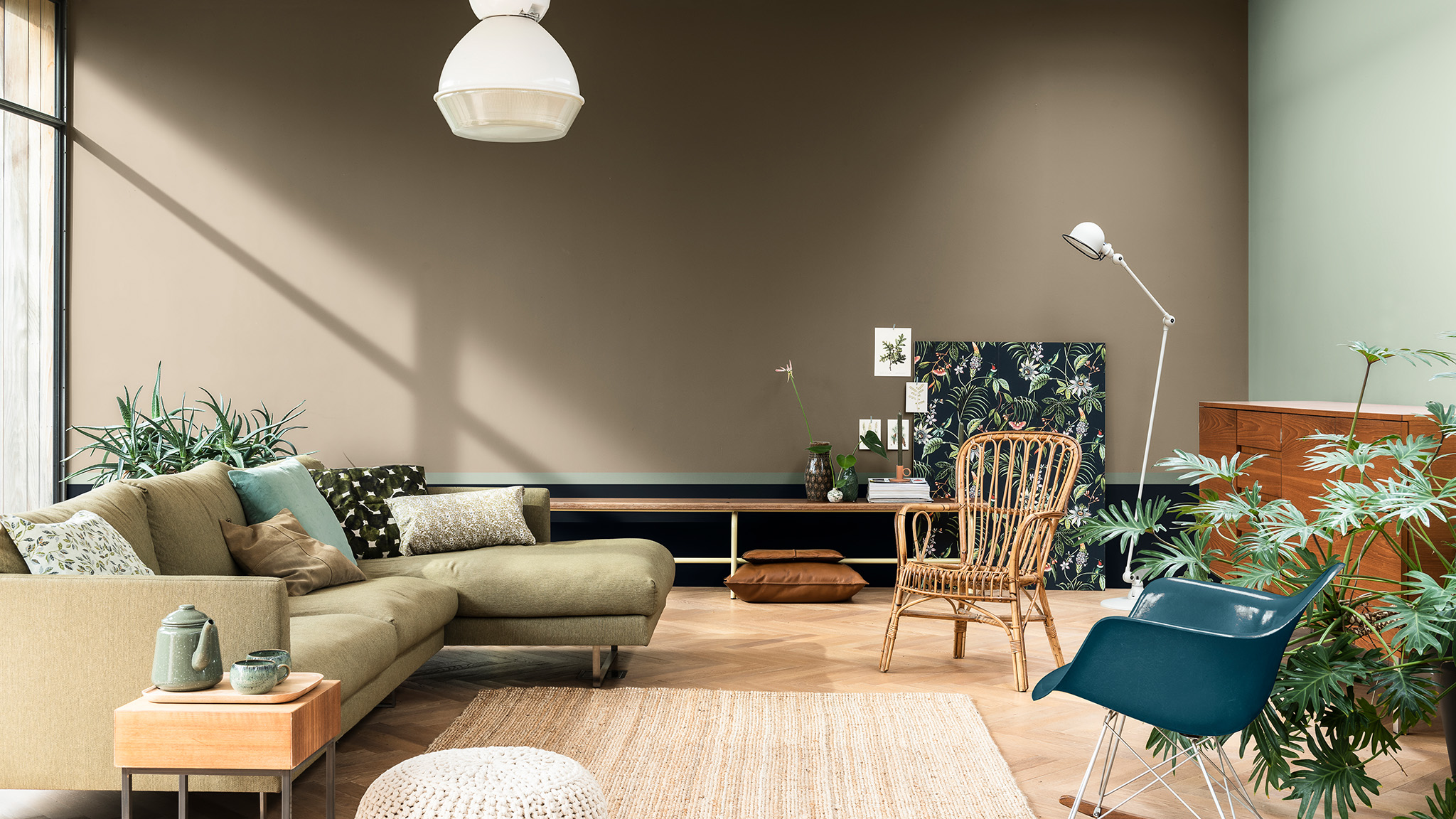 Salon w odcieniach brązu i zieleni z zieloną sofą i botanicznymi nadrukami Dulux_CF21_Kolor_Roku_Kolory_ziemi_globalne_2