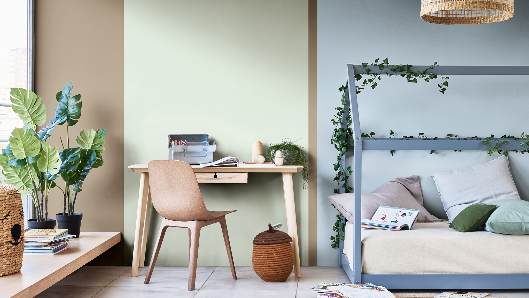 Pokój dziecięcy w pionowe pasy w odcieniach niebieskiego, zielonego i brązowego Dulux_CF21_Kolor_Roku_Kolory_ziemi_globalne_4