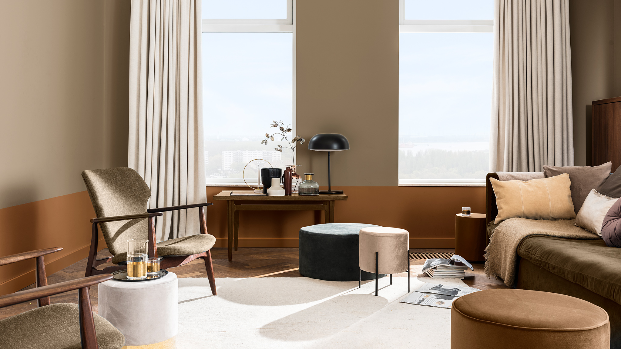Salon z beżowo-terakotowym efektem przełamania nisko Dulux_CF21_Kolor_Roku_Sprawdzone_kolory_globalne_2