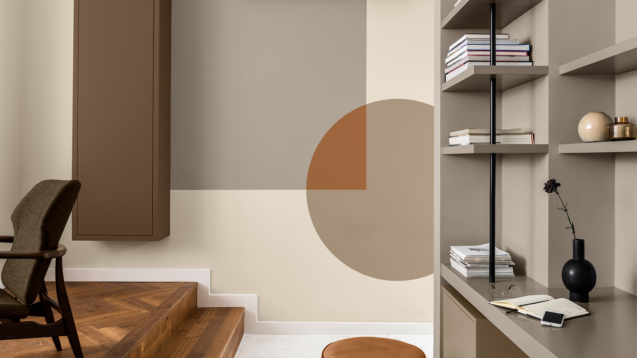 Gabinet z namalowanymi na ścianie kwadratem i kołem w różnych kolorach ziemi Dulux_CF21_Kolor_Roku_Sprawdzone_kolory_globalne_4