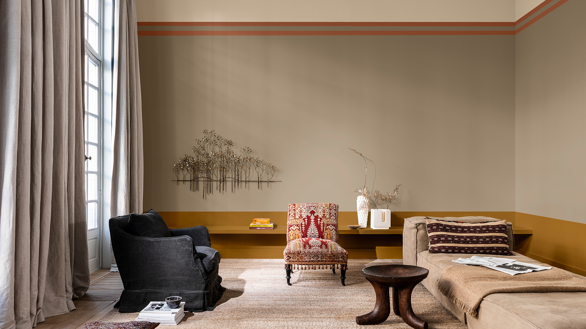 Salon w kolorze Brave Ground z niską złotą linią horyzontu i ścianą z kremowym przełamaniem Dulux_CF21_Kolor_Roku_Ponadczasowe_kolory_globalne_1