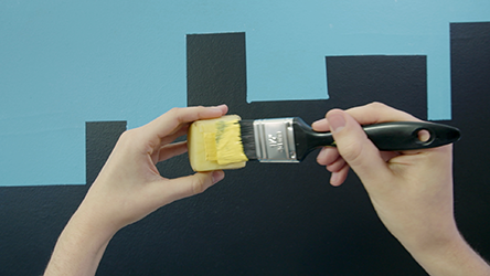 How to create a blue super-dorm room with Dulux EasyCare - step 3 Okna pomaluj Dulux EasyCare Złoty na Medal. Wykorzystaj do tego pieczątkę z ziemniaka.