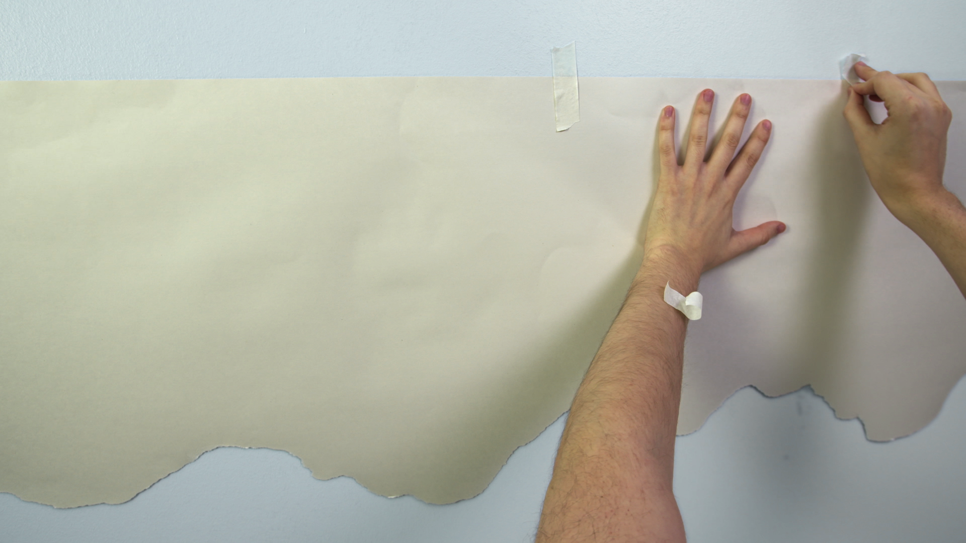 Jak stworzyć niebiesko zielony pokój dziecka podróżnika z Dulux EasyCare - krok 1 Pomaluj ściany farbą Bezbłędny Błękit Dulux EasyCare