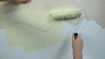 Jak stworzyć niebiesko zielony pokój dziecka podróżnika z Dulux EasyCare - krok 2 Rozedrzyj arkusz papieru, aby uzyskać nieregularne linie i przyklej taśmą malarską do ściany.