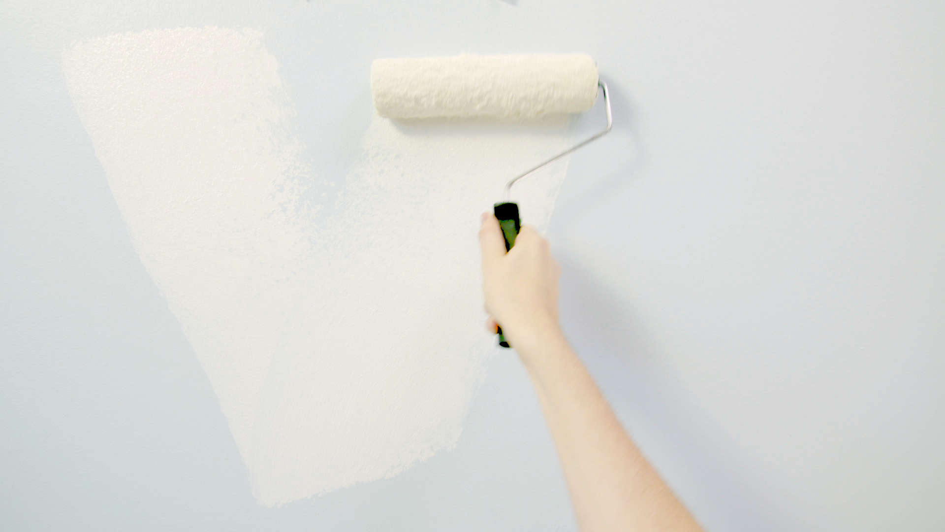 Jak stworzyć pomarańczowy pokój dziecka sportowca z Dulux EasyCare - krok 0 Pomaluj cały pokój na kolor Nieskazitelna Biel Dulux EasyCare