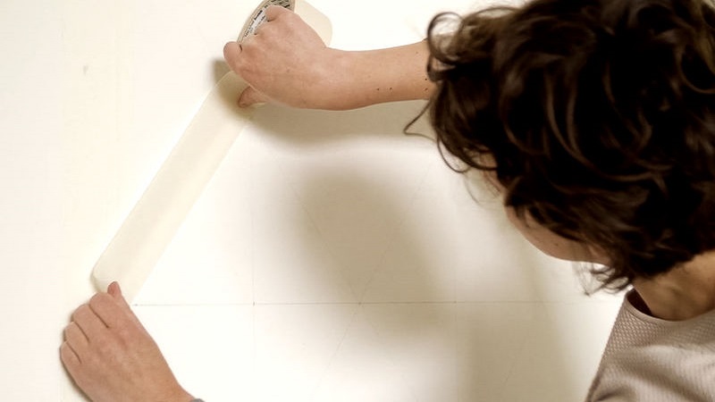 Romb na ścianie - krok 3 - Dulux Wyklejanie rombu taśmą malarską - Dulux