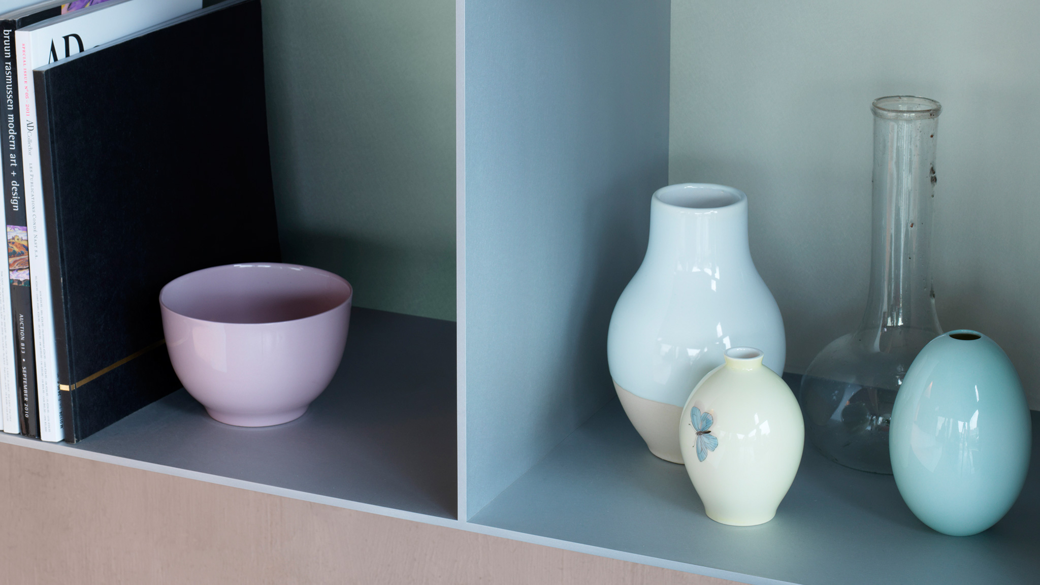 Shelves with bright accessories Dodaj codziennemu życiu blasku wykorzystując kolorowe półki.