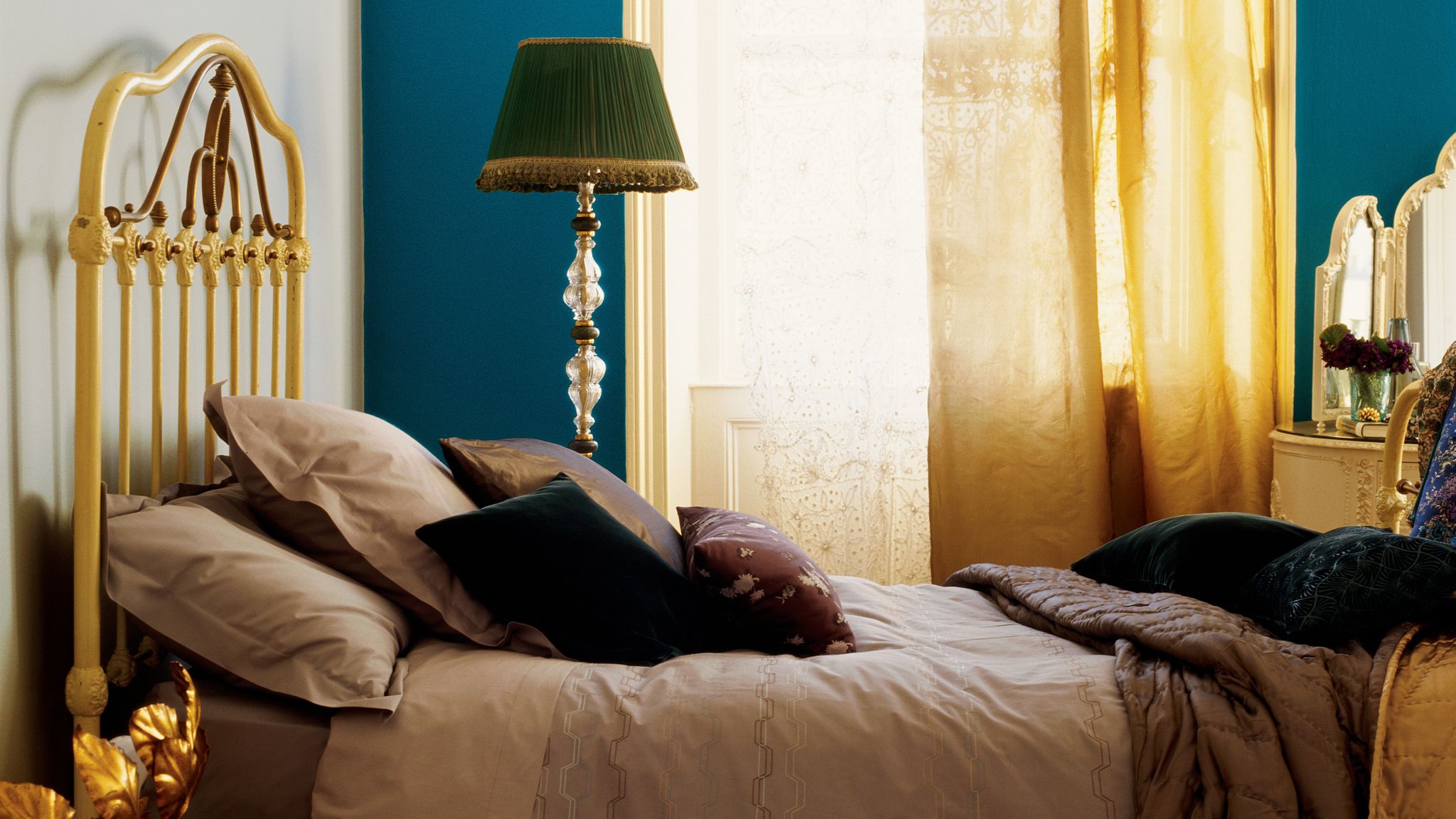 Turkusowa sypialnia w stylu glamour - farby Dulux Luksusowe kolory i tkaniny stworzą elegancką sypialnię