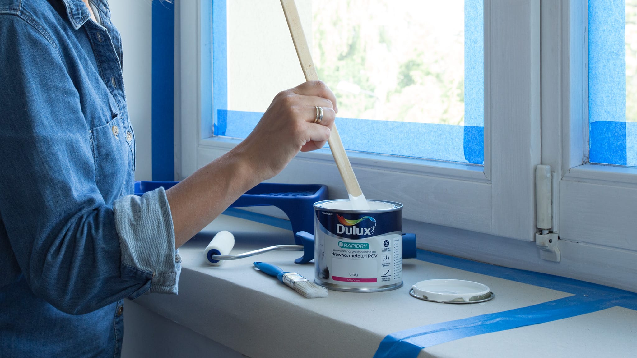 Mieszanie farby Dulux Rapidry przed pomalowaniem drewnianej ramy okna