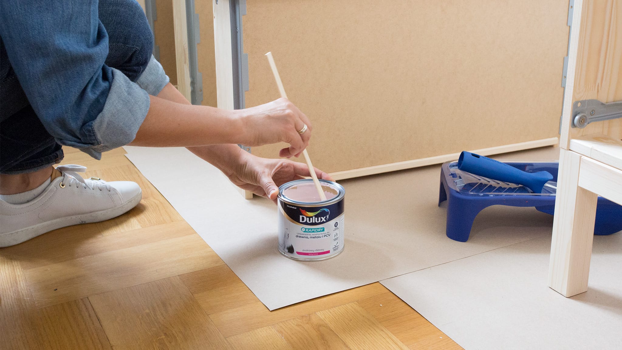 Mieszanie farby Dulux Rapidry przed pomalowaniem komody