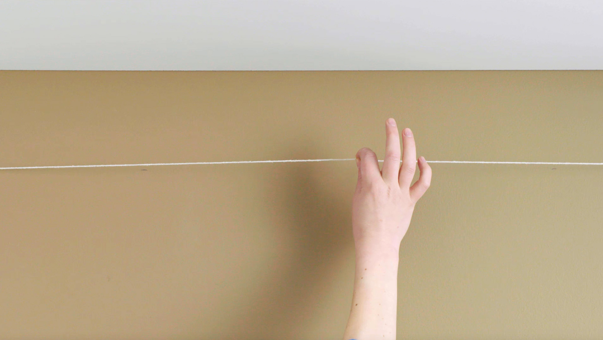 Narysuj kredową linię dulux-kolor-roku-2019-jak-namalowac-pasek-pod-sufitem-polska-3