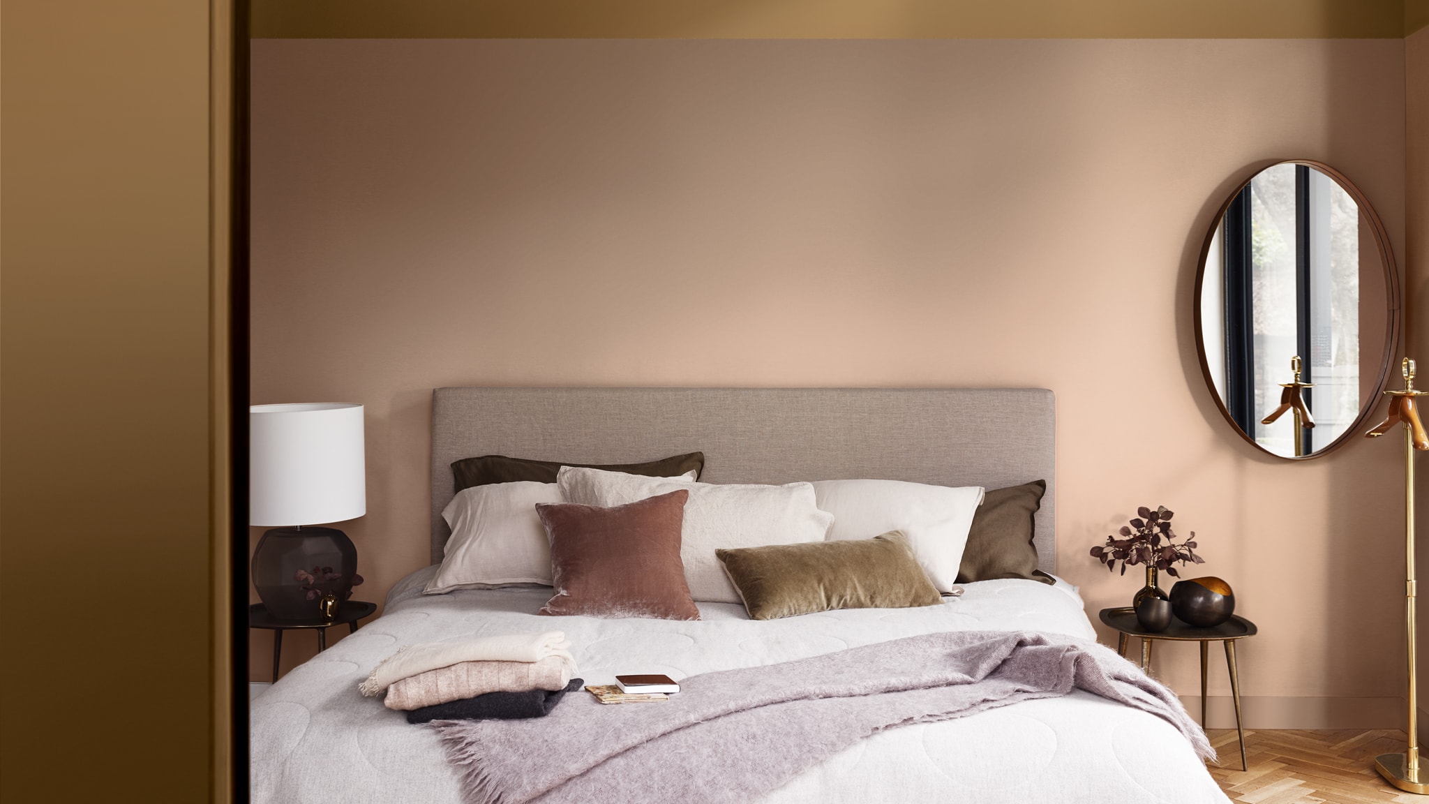 Kojąca paleta kolorów w sypialni Dulux-przyszlosc-kolorow-Kolor-Roku-2019-miejsce-do-rozmyslania-sypialnia-inspiracja-polska-36