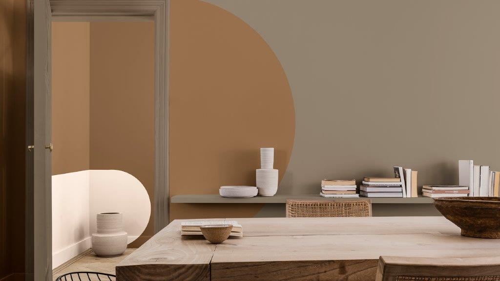 Kremowe i brązowe łuki na ścianie ze stołem do jadalni i krzesłami Dulux_CF21_luk_jadalnia_Globalne_4