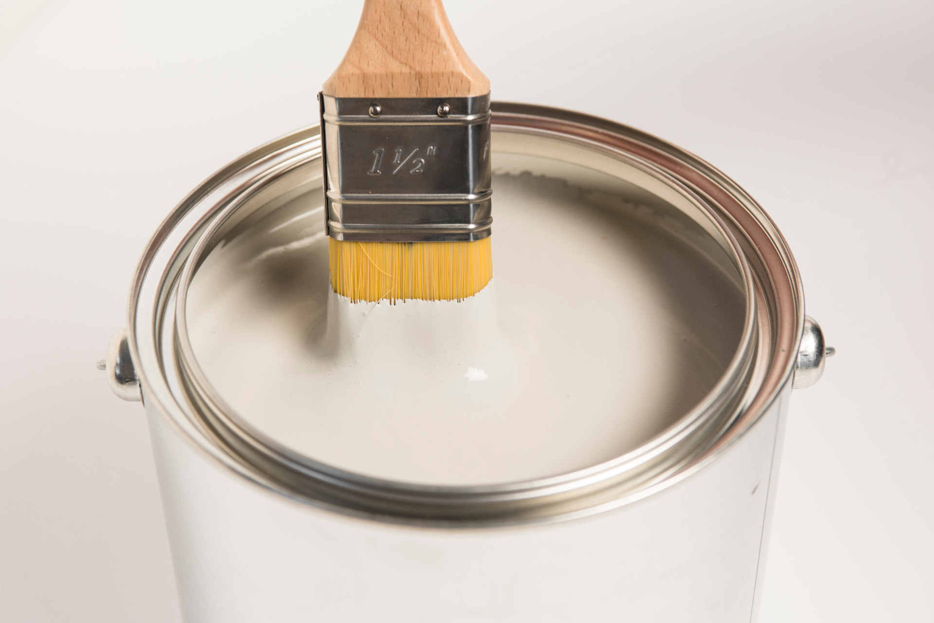 Biała farba Dulux EasyCare Kuchnia i Łazienka przeznaczona do usuwania pleśni ze ściany